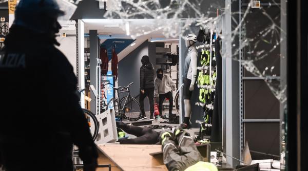 Cine sunt „maranza”, tinerii acuzaţi că au jefuit magazine și au făcut prăpăd în Milano, Bologna și Torino