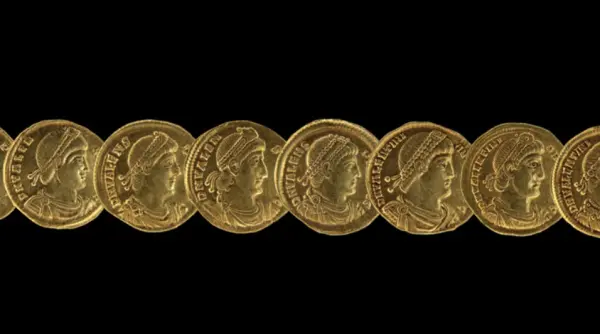 doi arheologi amatori au descoperit 141 de monede romane de aur si o comoara ascunsa valoarea tezaurului estimata la 308 000 de euro