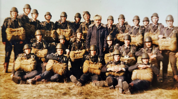 După scandalul din Parlament, Radu Oprea publică fotografii din armată, ca să arate experiența militară: "Nouă luni, la parașutiști"