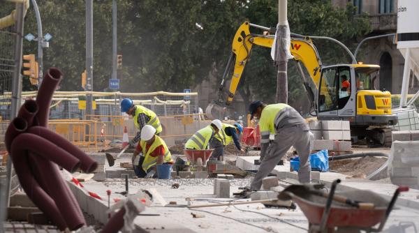 Spania caută muncitori în construcții. Companiile oferă salarii de până la 30.000 de euro pe an și 700.000 de locuri de muncă