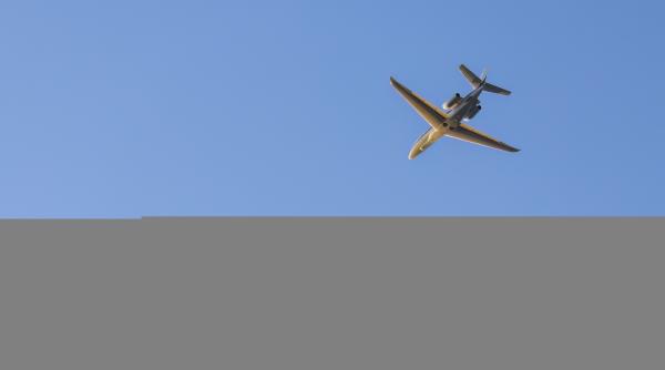 Un charter plin cu români scoși din închisori a fost trimis din Dublin către București