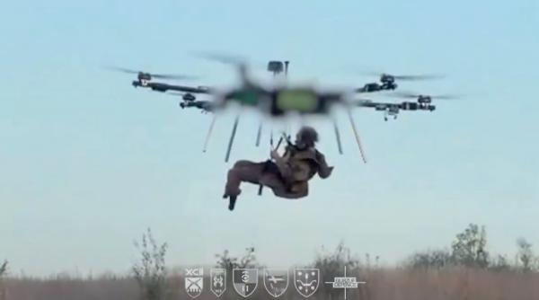 un eveniment istoric ucraina a reusit o premiera mondiala un militar ranit evacuat de pe linia frontului cu ajutorul unei drone