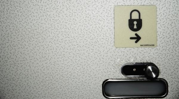 Alertă în aer după ce o femeie a rămas blocată în toaleta unui avion. Pilotul a cerut aterizarea de urgență, dar n-a mai fost nevoie
