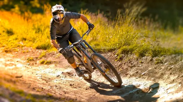 bicicleta de enduro vs bicicleta de downhill cursa geometrie si utilizare