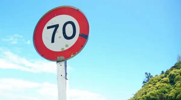 cineva a pus un indicator pentru limita de viteza de 70 km h acolo unde era de fapt de 50 km h 400 de soferi au fost amendati