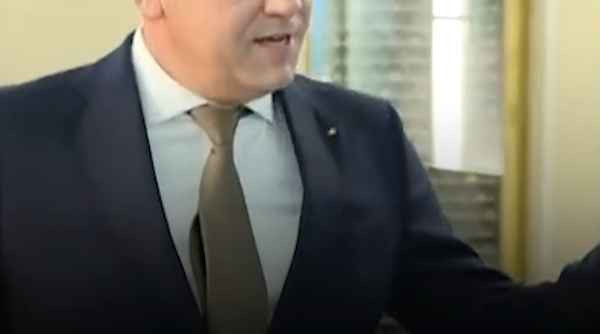 Miniștrii noului Guvern au defilat ca pe catwalk pe covorul de la intrarea în Palatul Victoria
