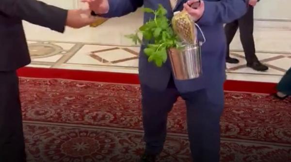 Ninel Peia, liderul grupului PACE, i-a adus lui Niculescu tămâie, agheasmă și busuioc