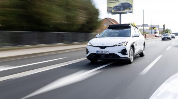 „Uite, fără mâini pe volan”. Uber lansează taxiurile fără șofer în Europa. În ce orașe vor circula mașinile autonome