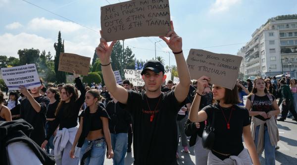 Au început proteste și în Grecia. Elevii și profesorii cer investiții în școli și salarii mai mari, iar studenții vor chirii mai mici