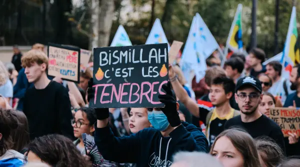 bismillah e intuneric ce inseamna expresia bizara de pe pancartele elevilor care protesteaza in franta