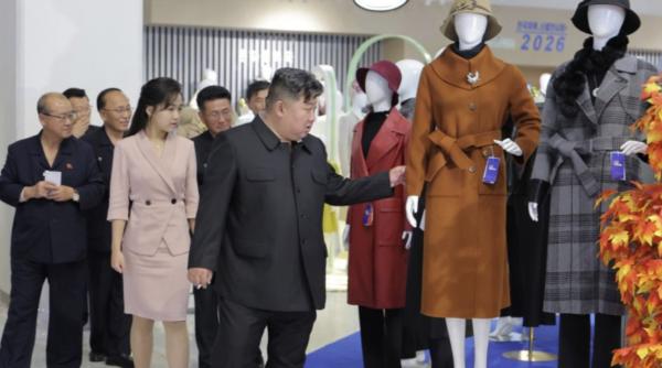 Coreea de Nord a publicat fotografii cu Kim Jong Un, ca să spulbere zvonurile că acesta a murit din cauza unei hemoragii cerebrale 