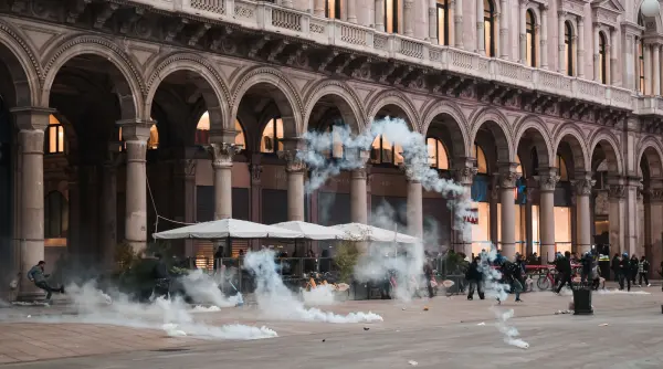 vrem sa intelegem cine ne a luat totul in italia a aparut miscarea 17 octombrie grupul anonim si a asumat protestele de strada