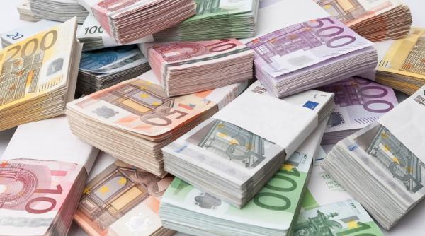 O bulgăroaică a lăsat 45.000 de euro lângă tomberoane din Craiova și a crezut că ajută poliția să prindă escroci. Ce s-a întâmplat apoi