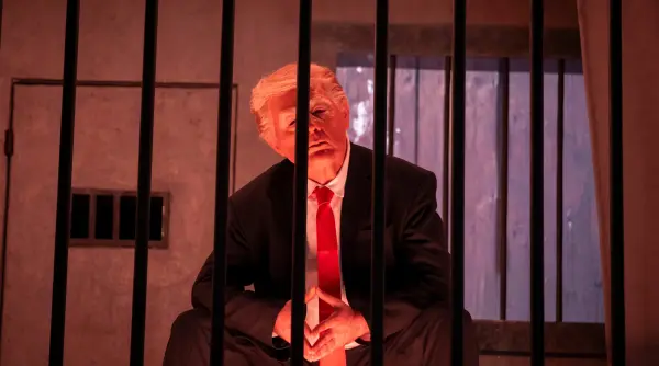propaganda iraniana a ridicat o cusca in centrul teheranului in care au pus un actor care il imita pe trump reactia trecatorilor