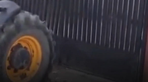 „Și-a pierdut gunoiul. L-am adus înapoi”. Primăria din Băilești i-a dus unui bărbat cu excavatorul deșeurile pe care le aruncase ilegal