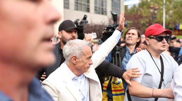 surse calin georgescu este audiat intr un nou dosar deschis dupa ce ar fi facut salutul legionar la iesirea dintr o sectie de politie