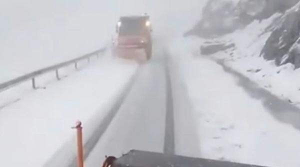 A nins din nou pe Transfăgărăşan. Avertisment pentru şoferi: Nu circulați în zona alpină dacă nu aveți mașina pregătită pentru iarnă