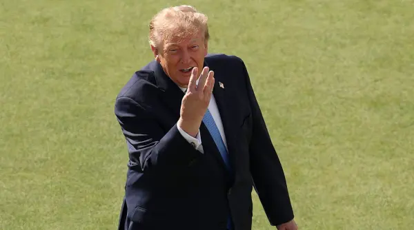 donald trump spune ca are dreptul sa mai candideze pentru un al treilea mandat de presedinte al sua