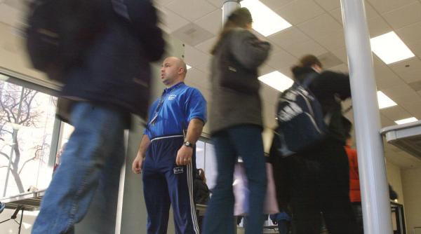 După valul de atacuri cu cuțit din școli, polonezii cer să se instaleze detectoare de metale pentru elevi