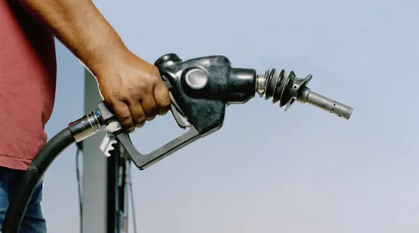 intr un oras mare din tara benzina a scazut sub 10 lei pe litru cat costa carburantii vineri 23 octombrie