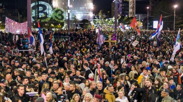 "Punem capăt celor 14 ani de umilință, haos și trădare". Miting cu 150.000 de persoane în Belgrad, înaintea alegerilor de duminică