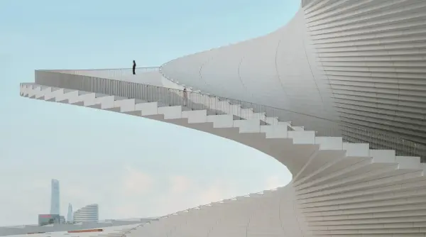 scara care arata ca un evantai urias si pare ca sfideaza gravitatia constructia spectaculoasa inaugurata la shanghai
