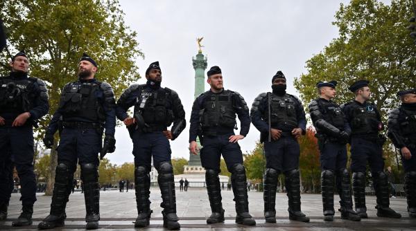 Franța, în stare de asediu: 70.000 de polițiști și jandarmi mobilizați, stații de metrou închise la Paris, meciuri de fotbal anulate