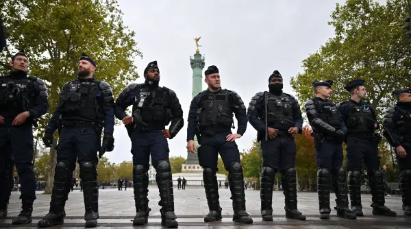 franta in stare de asediu 70 000 de politisti si jandarmi au fost mobilizati pentru protestele anuntate in acest weekend