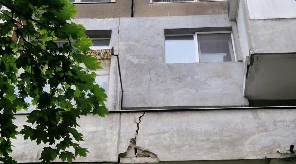 Panică într-un bloc cu risc seismic din București: O crăpătură se întinde de la etajul 5 până la etajul 8. Locatarii au fost evacuați