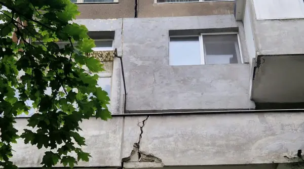 panica intr un bloc cu risc seismic din bucuresti o crapatura se intinde de la etajul 5 pana la etajul 8 locatarii au fost evacuati