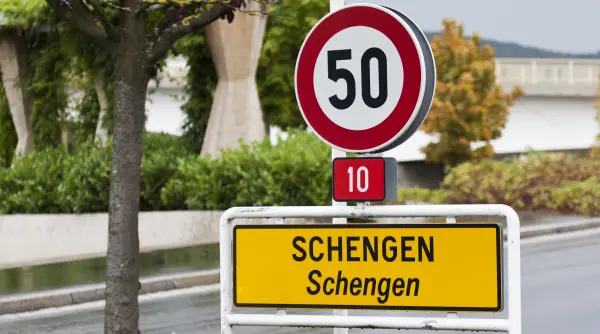 problema ironica a micului oras schengen aflat la granita dintre trei tari au fost reintroduse controalele vamale