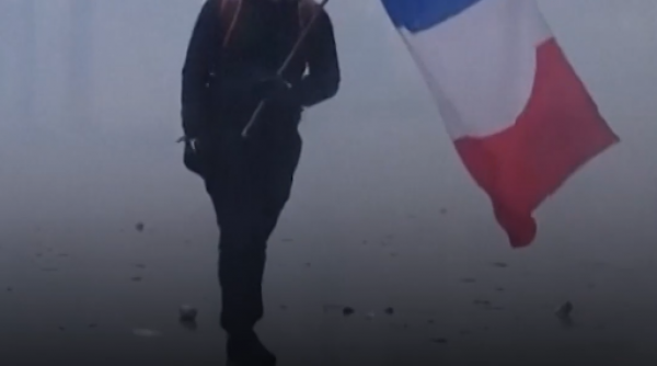 Violențe în Paris și Nisa. Un grup de extremă dreapta a atacat protestatarii pașnici. În capitală, lupte cu poliția