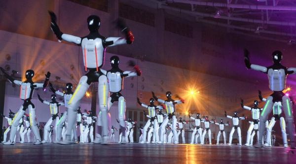 110 roboți au intrat în Cartea Recordurilor cu un dans sincron. China se laudă cu performanța