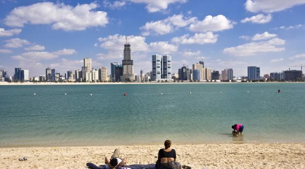 Emiratele Arabe Unite încep să-și închidă plajele, din cauza poluării cu petrol în regiune, provocate de războiul din Iran