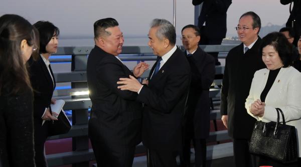 Kim Jong Un s-a dus sâmbătă în China, dar de data asta nu el a atras atenția, ci ministra lui de externe. Ce s-a văzut în fotografii