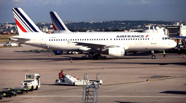 Caviar, șampanie și cabină exclusivă în avion. Companiile aeriene mizează pe bogați și reduc numărul de locuri la clasa economică