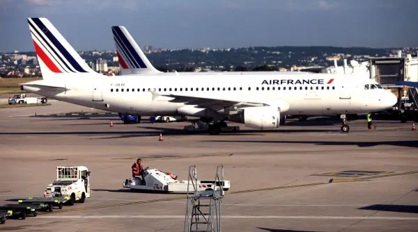 caviar sampanie si cabina exclusiva in avion companiile aeriene mizeaza pe bogati si reduc numarul de locuri la clasa economica