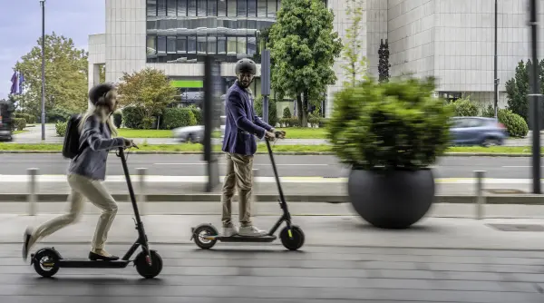 conducatorii de trotinete si biciclete electrice ar putea fi obligati sa poarte casca de protectie urmeaza votul deputatilor