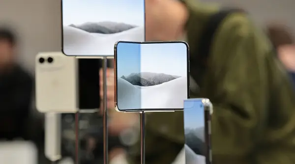 ecranele noului iphone duo au inceput sa crape la doar cateva zile de la lansare este cel mai scump telefon din istoria apple