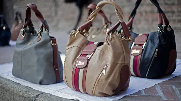 imbracaminte si mobila din villa gucci vandute la un targ de vechituri din roma mii de oameni au stat la coada