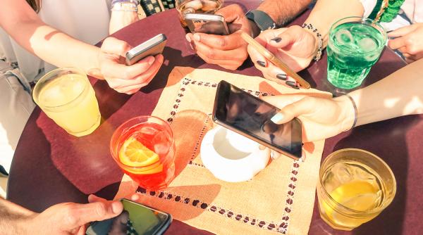 În Sardinia, mai multe restaurante nu-i mai lasă pe clienți să folosească telefoanele mobile cât stau la masă