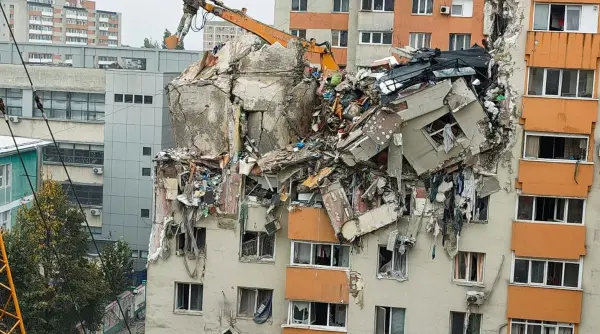 o parte din blocul din rahova s a prabusit in timpul demolarii momentul a fost surprins in imagini