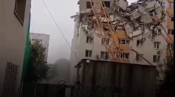 O parte din blocul din Rahova s-a prăbușit în timpul demolării. Momentul a fost surprins în imagini