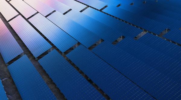 Orașul din România în care iluminatul public va fi "aproape complet" alimentat de un parc fotovoltaic. Ce se întâmplă cu surplusul 