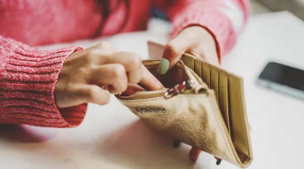 panica pe toata planurile criza consumului loveste micile afaceri din romania patronii aduc bani de acasa pentru salarii