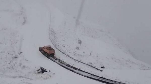 Transfăgărășanul tocmai a fost închis. Ninsorile au oprit, pe neașteptate, circulația: Pe ce sectoare din DN 7C e traficul interzis