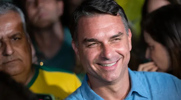 ap de ce a fugit flavio bolsonaro din brazilia din cauza filmului dark horse a trecut in argentina cu un pasaport italian