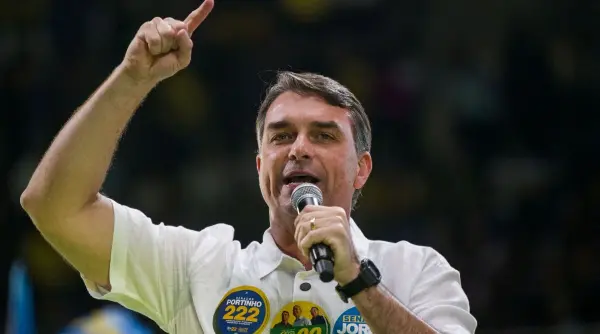 flavio bolsonaro a aterizat la miami a fugit din brazilia in argentina si apoi in ecuador trump i a dat voie sa intre in sua