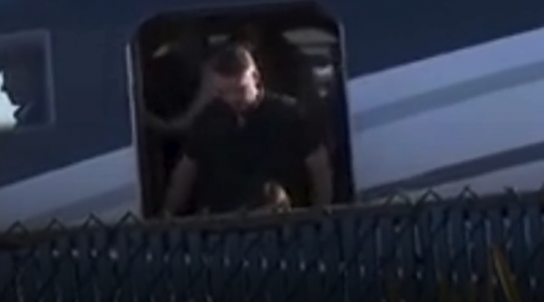 Imagini cu Flavio Bolsonaro și familia sa, coborând din avion pe aeroportul din Miami. El a fugit din Brazilia și a primit azil 