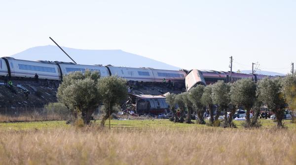 primele imagini de dupa accidentul feroviar tragic din spania sunt sute de victime dupa ce doua trenuri de calatori s au ciocnit